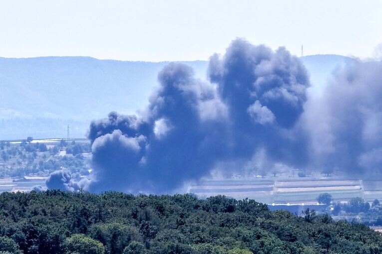 Brennende Flaschen sorgen für starke Rauchentwicklung