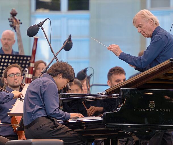 Höchste Konzentration: Auch der Pianist Kit Armstrong und Dirigent Jan Caeyers mit seinem Le Concert Olympique, hier am dritten Abend des Monrepos Open Air, trugen zu einer gelungenen Saison 2026 bei.