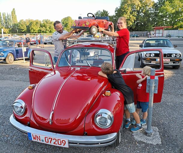 Familie Musseck aus Waiblingen mit ihrm knallroten Käfer.