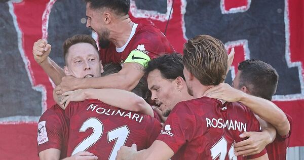Jubel in Rot: Die Sonnenhof-Spieler bejubeln die 1:0-Führung und den Torschützen Loris Maier (links hinten). Screenreader