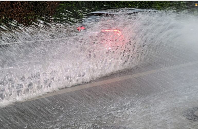 Extreme Regenfälle können zu Katastrophensituationen führen. Die Stadt betreibt daher ein Starkregenrisikomanagement. Viele wich Extreme Regenfälle können zu Katastrophensituationen führen. Die Stadt betreibt daher ein Starkregenrisikomanagement. Viele wichtige Informationen sind für die Bürger auf einer Internetseite gebündelt.