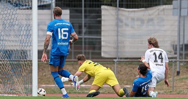 Dämpfer für Germania: Tom Berger (rechts) trifft zum 1:0 für Gaildorf. Ausgerechnet Bietigheims erfahrener Kapitän Pascal Schöbi Screenreader