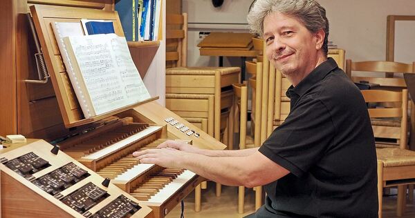 Daniele Ferretti an der Orgel in der Besigheimer Stadtkirche.