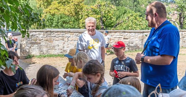 Oberbürgermeister Jürgen Kessing beim Besuch der Stadtranderholung in Bissingen.