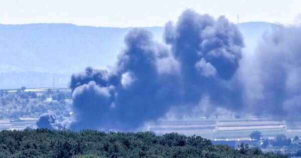 Brennende Flaschen sorgen für starke Rauchentwicklung