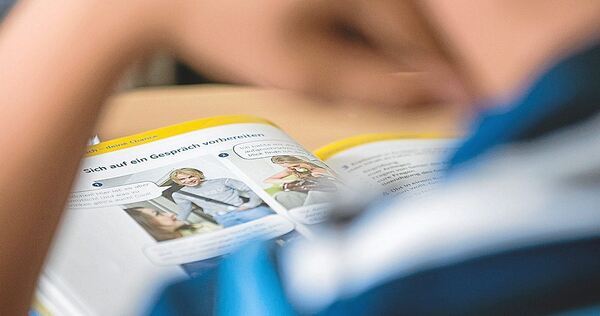 Aufgrund der Haushaltssperre können am Besigheimer Gymnasium Schulbücher nicht in ausreichender Zahl bestellt werden. Aufgrund der Haushaltssperre können am Besigheimer Gymnasium Schulbücher nicht in ausreichender Zahl bestellt werden.