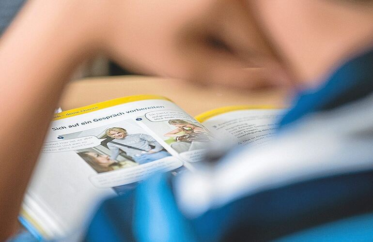 Aufgrund der Haushaltssperre können am Besigheimer Gymnasium Schulbücher nicht in ausreichender Zahl bestellt werden. Aufgrund der Haushaltssperre können am Besigheimer Gymnasium Schulbücher nicht in ausreichender Zahl bestellt werden.