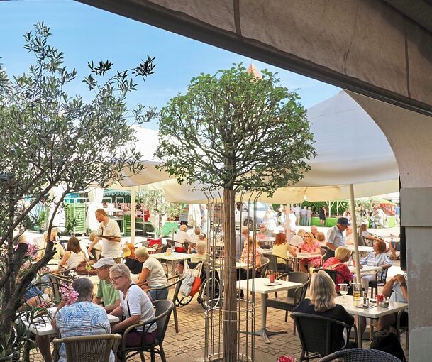 Im Baron am Marktplatz sitzen die Gäste unter großen Sonnenschirmen.