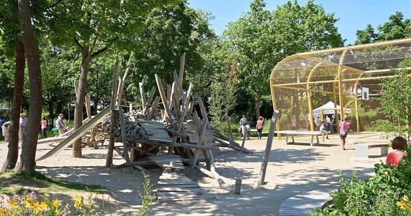 Im Walcker-Park in Ludwigsburg in der Unteren Stadt gibt es auch viele Spielmöglichkeiten für Kinder. Im Walcker-Park in Ludwigsburg in der Unteren Stadt gibt es auch viele Spielmöglichkeiten für Kinder.