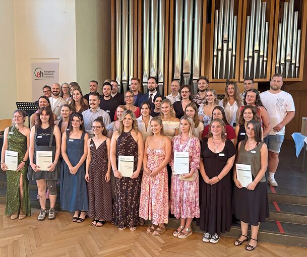 Die Absolventinnen und Absolventen der Evangelischen Hochschule.