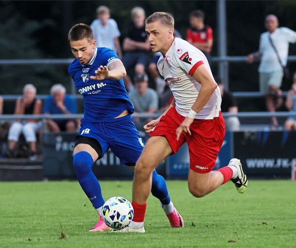 Seit dieser Saison für die TSG Backnang im Einsatz: Luca Battista (rechts), hier im WFV-Pokalspiel gegen den FSV 08 Bietigheim-Bissingen und Roman Timoshenko.