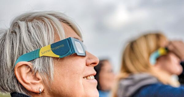 Ohne speziellen Schutz kann man bei der Sonnenfinsternis seine Netzhaut verletzen. Ohne speziellen Schutz kann man bei der Sonnenfinsternis seine Netzhaut verletzen.