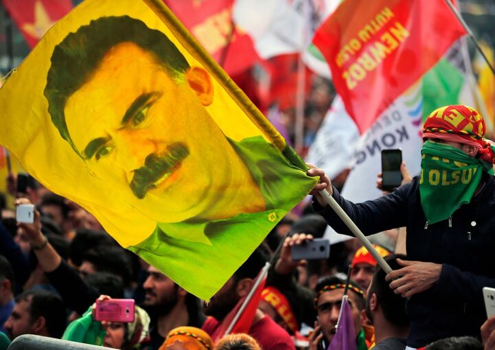 Fahne mit Bild von PKK-Chef Öcalan