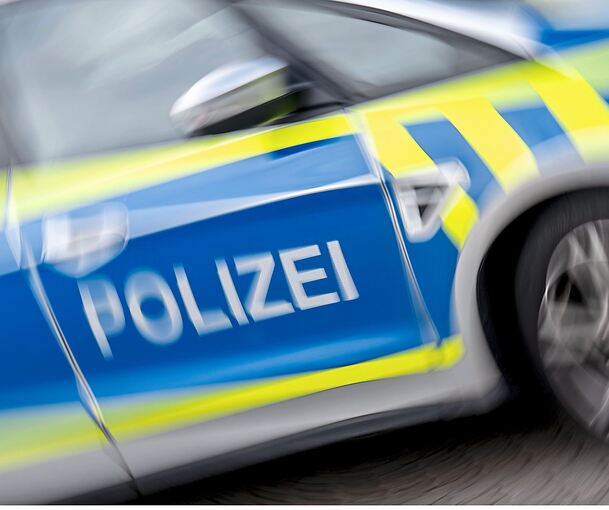 Polizeifahrzeug im Einsatz. Polizeifahrzeug im Einsatz.