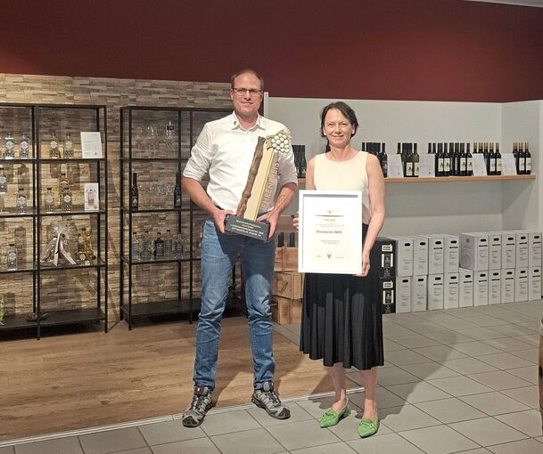 Der Vorstandsvorsitzende der Bottwartaler Winzer, Immanuel Gröninger, nahm von Regierungspräsidentin Susanne Bay die Auszeichnun Der Vorstandsvorsitzende der Bottwartaler Winzer, Immanuel Gröninger, nahm von Regierungspräsidentin Susanne Bay die Auszeichnung entgegen.