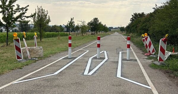 Poller verhindern die Durchfahrt von Lastwagen und Autos. Poller verhindern die Durchfahrt von Lastwagen und Autos.