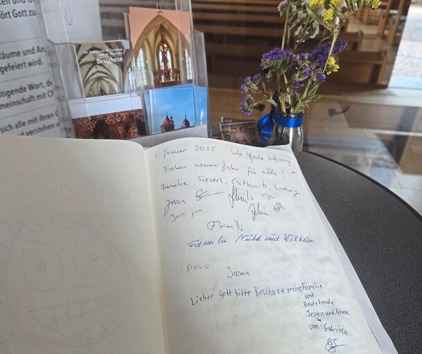 Die Texte im Gästebuch sind in vielen Sprachen geschrieben.