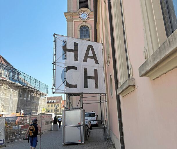 Das große Banner an der Stadtkirche sorgt für Aufmerksamkeit. Das große Banner an der Stadtkirche sorgt für Aufmerksamkeit.