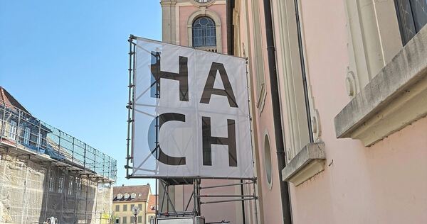 Das große Banner an der Stadtkirche sorgt für Aufmerksamkeit.