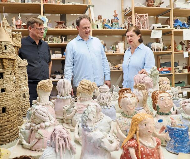 Besuch in der Tonwerkstatt der Kunstschule Labyrinth. Oberbürgermeister Matthias Knecht mit den Fachbereichsleitern Stefan Raab und Heike Grüß.