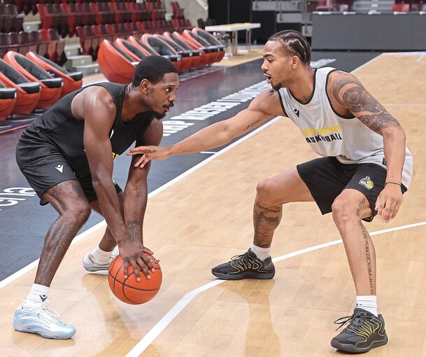 Ish Leggett (rechts, im Duell mit Darius Perry) will laut eigener Aussage „ein defensiver Killer“ sein.