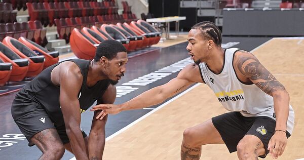 Ish Leggett (rechts, im Duell mit Darius Perry) will laut eigener Aussage „ein defensiver Killer“ sein.