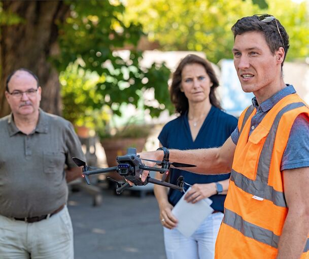 Drohnenpilot Simon Ziegler (rechts), Bürgermeisterin Andrea Schwarz und Thomas Fleischer vom Fachbereich Stadtplanung, Mobilität und Geoinformation.
