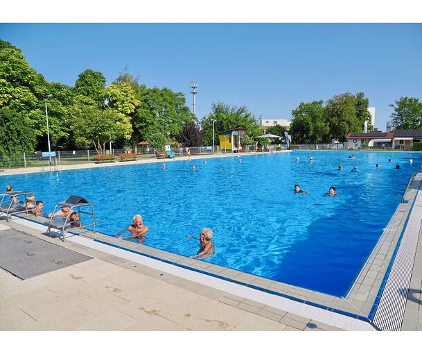Entspanntes Schwimmen: Das Mehrzweckbecken ist 50 Meter lang und 20 Meter breit.
