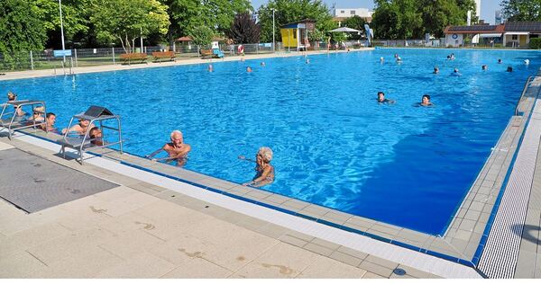 Entspanntes Schwimmen: Das Mehrzweckbecken ist 50 Meter lang und 20 Meter breit.