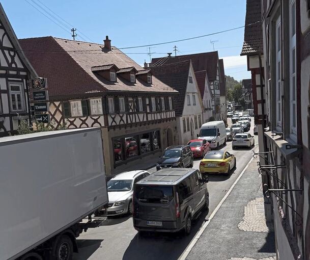 In Steinheim staut sich der Verkehr auf der kompletten Marktstraße.