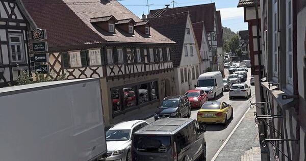 In Steinheim staut sich der Verkehr auf der kompletten Marktstraße.