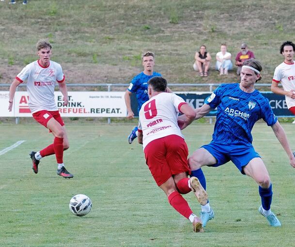 Elfmeter: Heilbronn-Freibergs Scott Kenedy (r.) bringt Tim Pöhler zu Fall.