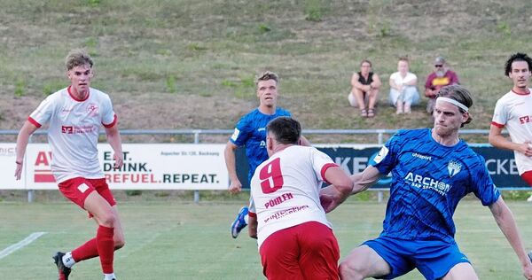 Elfmeter: Heilbronn-Freibergs Scott Kenedy (r.) bringt Tim Pöhler zu Fall.