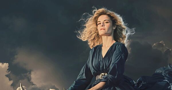 Immer für eine schrille Pose zu haben: Hazel Brugger gastiert am 12 .September in der Ludwigsburger MHP-Arena.