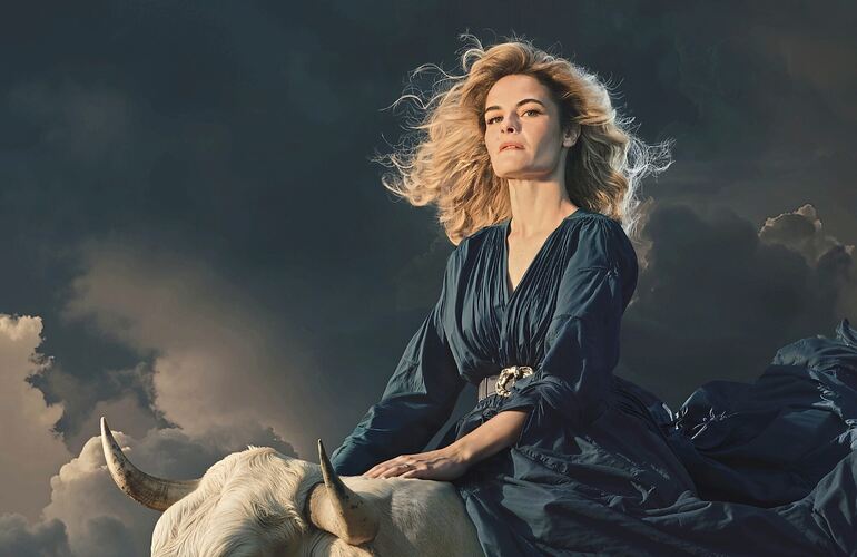 Immer für eine schrille Pose zu haben: Hazel Brugger gastiert am 12 .September in der Ludwigsburger MHP-Arena.