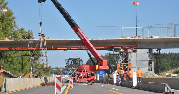 Stahlträger stürzt auf A81