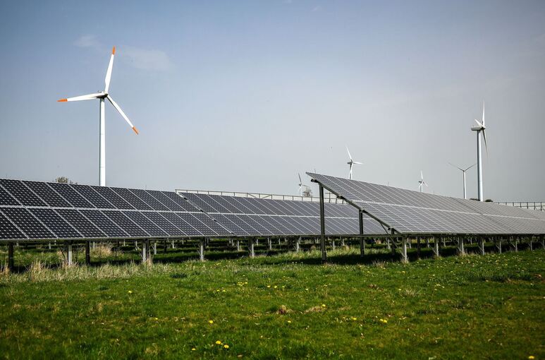 Windräder hinter Solaranlagen