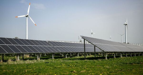 Windräder hinter Solaranlagen