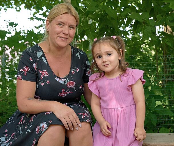 Meva und Daniela Odenwälder. Die erfahrene Erzieherin leitet das Kinderhaus Violetta.