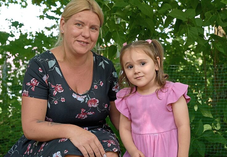Meva und Daniela Odenwälder. Die erfahrene Erzieherin leitet das Kinderhaus Violetta.