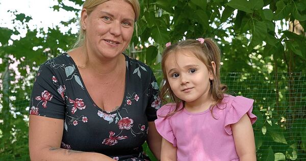 Meva und Daniela Odenwälder. Die erfahrene Erzieherin leitet das Kinderhaus Violetta.