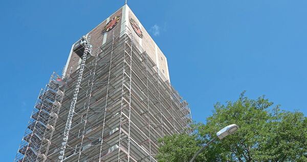 Das Kornwestheimer Wahrzeichen im Korsett: Mittlerweile zieht sich das Gerüst bis zur Turmspitze hinauf. Das Kornwestheimer Wahrzeichen im Korsett: Mittlerweile zieht sich das Gerüst bis zur Turmspitze hinauf.