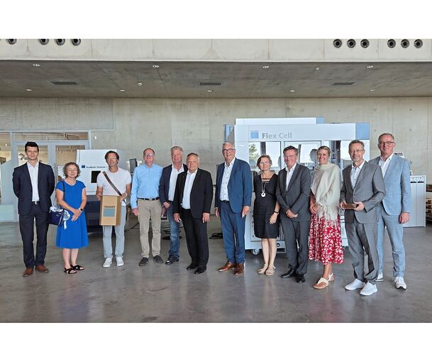 Tamás Major, Geschäftsführer Trumpf Hungary (6. von links), hat die Delegation mit Landrat Dietmar Allgaier (7. von links) in de Tamás Major, Geschäftsführer Trumpf Hungary (6. von links), hat die Delegation mit Landrat Dietmar Allgaier (7. von links) in der Südosteuropa-Zentrale des Unternehmens in Gödöllő (Komitat Pest) empfangen.