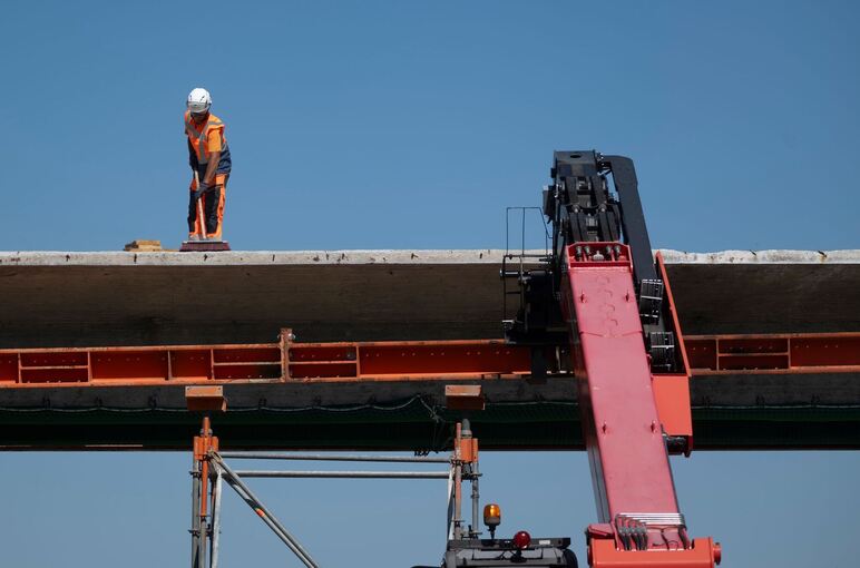 Stahlträger stürzt auf A81 – Brücke und Autobahn gesperrt