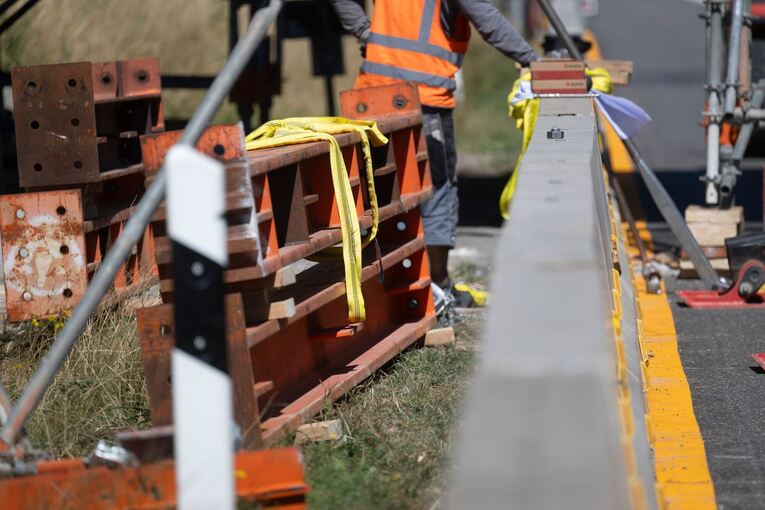 Stahlträger stürzt auf A81 – Brücke und Autobahn gesperrt