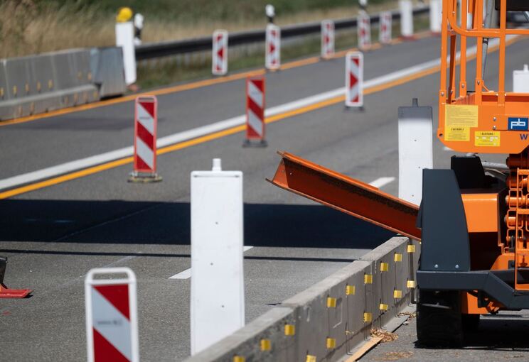 Stahlträger stürzt auf A81 – Brücke und Autobahn gesperrt