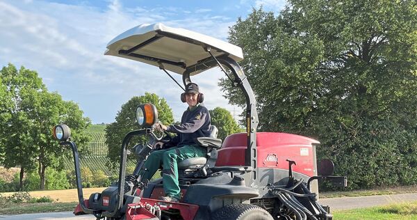 Schweres Gerät: Diesen Semirough-Mäher verwenden Sabine Reiss und ihr Greenkeeping-Team für große Flächen.