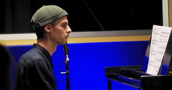 Gilt mit seiner teils impressionistisch gefärbten, teils vom Modern Jazz inspirierten Gestaltungskraft als einer der vielverspre Gilt mit seiner teils impressionistisch gefärbten, teils vom Modern Jazz inspirierten Gestaltungskraft als einer der vielversprechendsten Musiker der Szene: der 25-jährige Stuttgarter Pianist Noah Diemer.