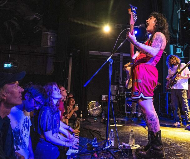 Southern-Rock-Legierung mit dezidiertem Country-Touch: Das Konzert der US-Band Wednesday lebt auch von der starken Bühnenpräsenz der Frontfrau und Singer-Songwriterin Karly Hartzman