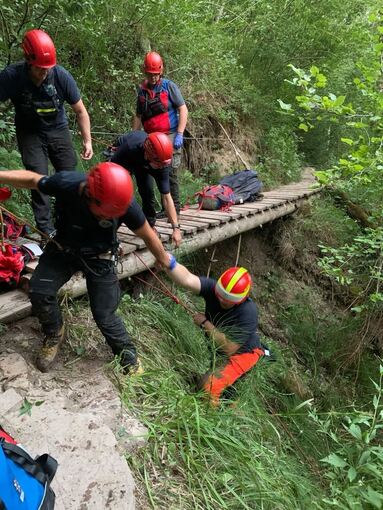 Touristin stürzt sieben Meter in Schlucht: schwer verletzt Touristin stürzt sieben Meter in Schlucht: schwer verletzt